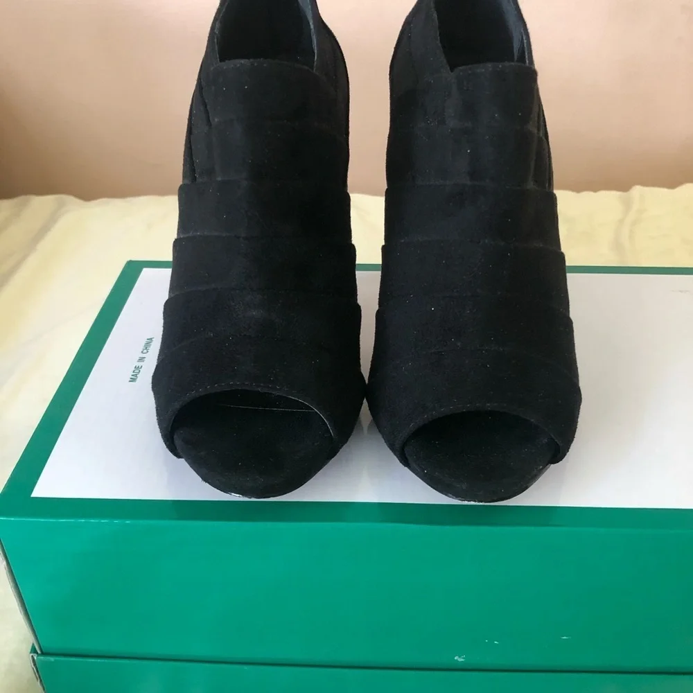 Saks Fifth Avenue Black Suede platforms size‎ 6M